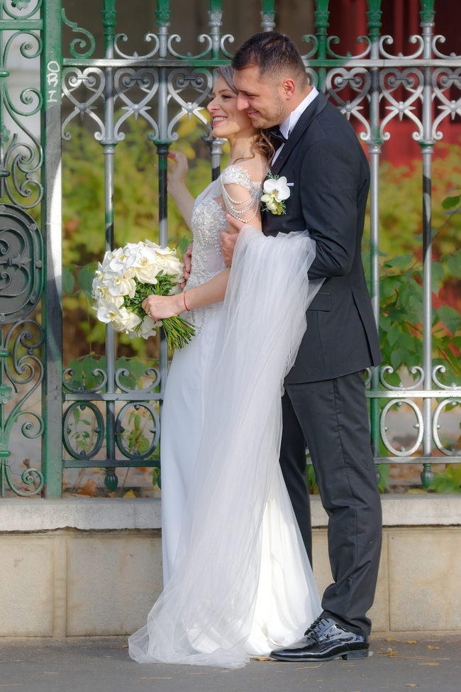 欧美浪漫后背抱婚纱情侣写真图片