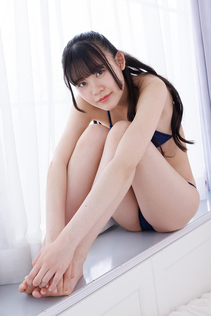 坐在飘窗上的日本内衣少女闺房无码私拍写真图片