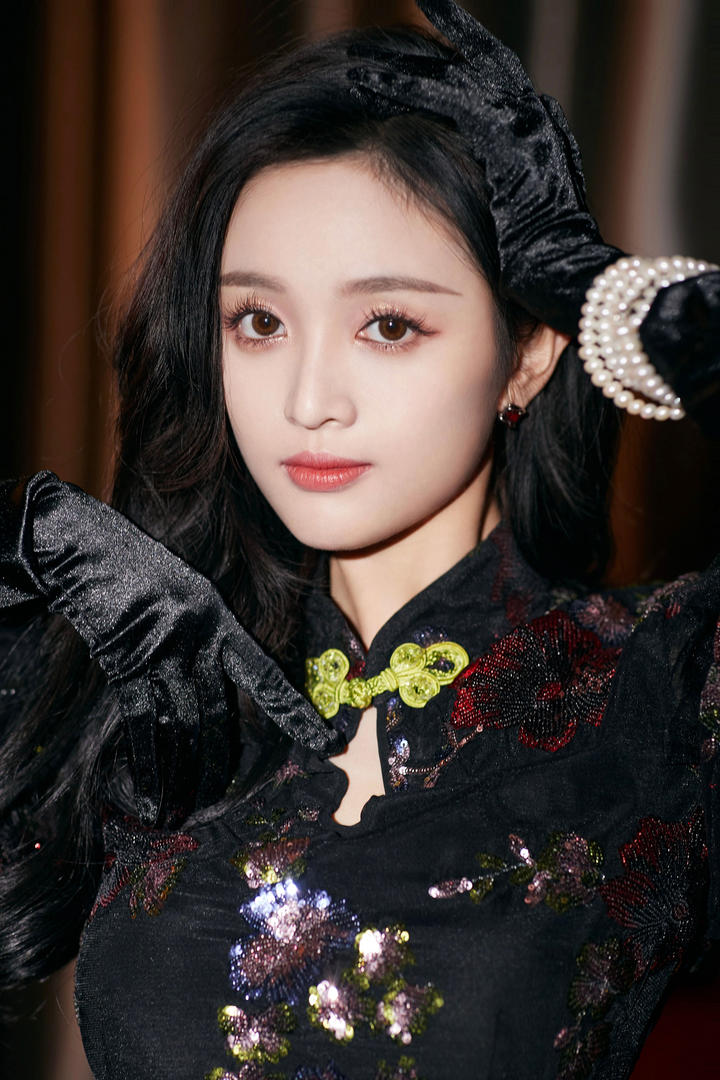 五官精致的美女明星吴宣仪高清写真图片