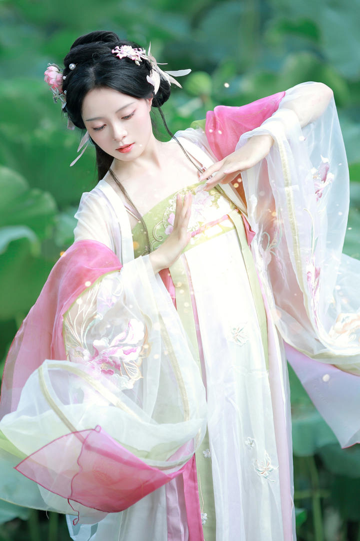中国高清汉服美女荷花池边唯美艺术写真图片