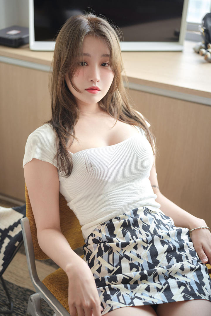 躺在椅子上的韩国超短裙美女模特美女性感照片大全