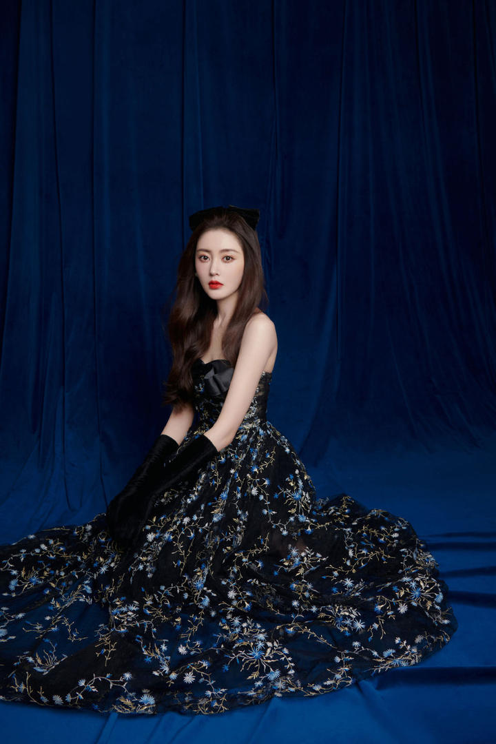 张天爱性感迷人黑色长裙美艳动人写真图片