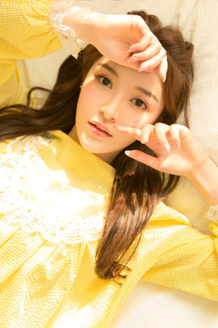 穿着黄色衣服的清纯美女