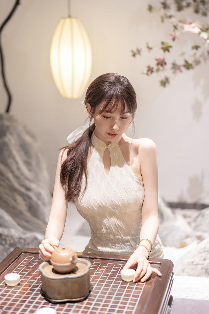 泡功夫茶的女茶艺师刘奕宁写真图片