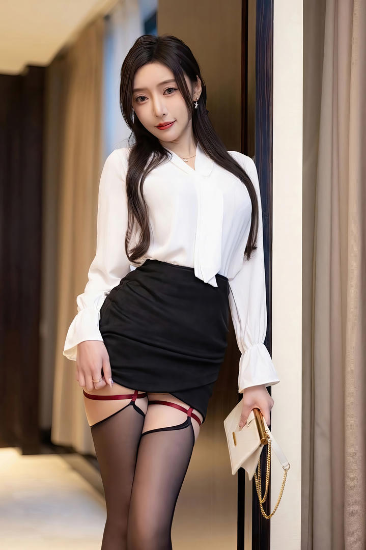亚洲极品黑丝性感尤物王馨瑶制服诱惑大胆写真图片