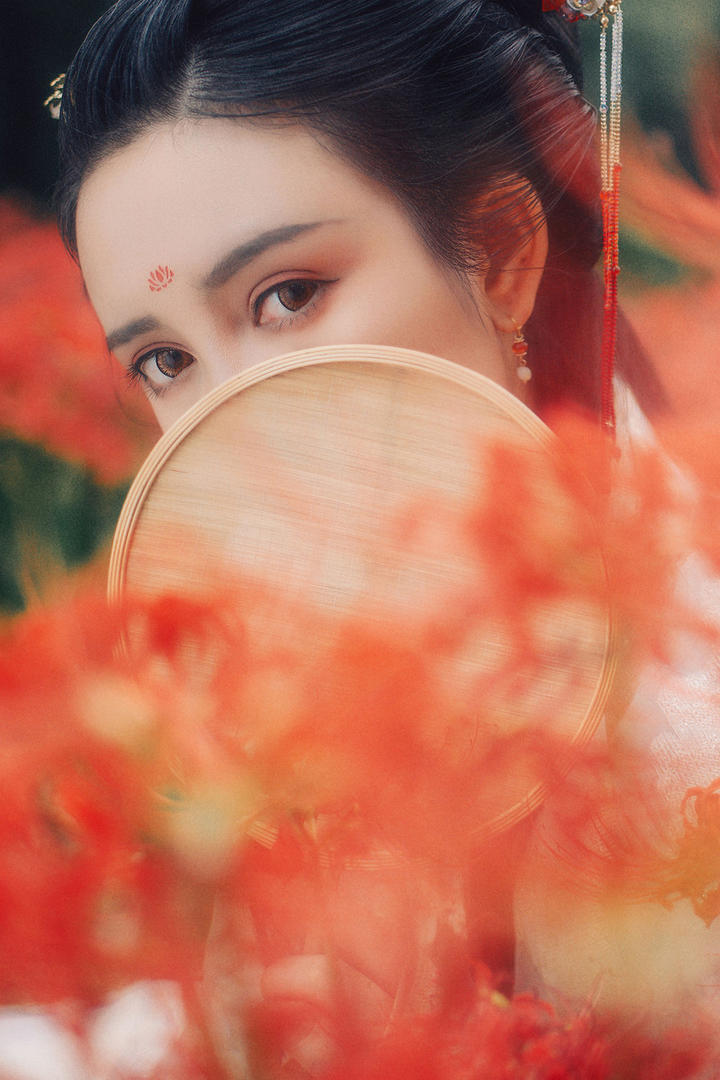 用扇子遮住脸的超清古装美女图片特写