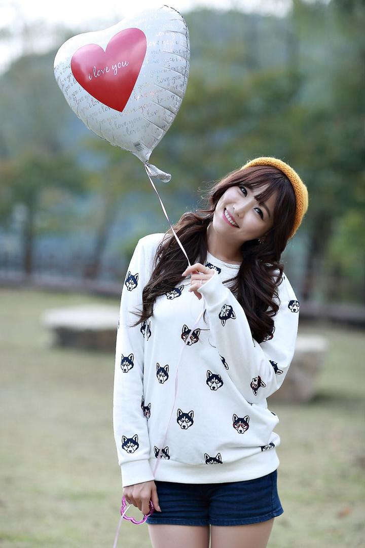 拿着心形气球的韩国美女明星李恩慧写真