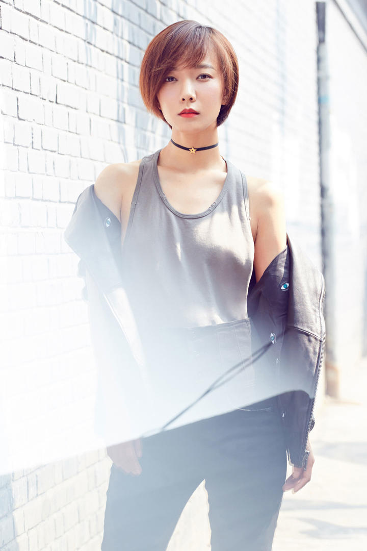 街拍短发美女明星王珞丹女明星正装图片