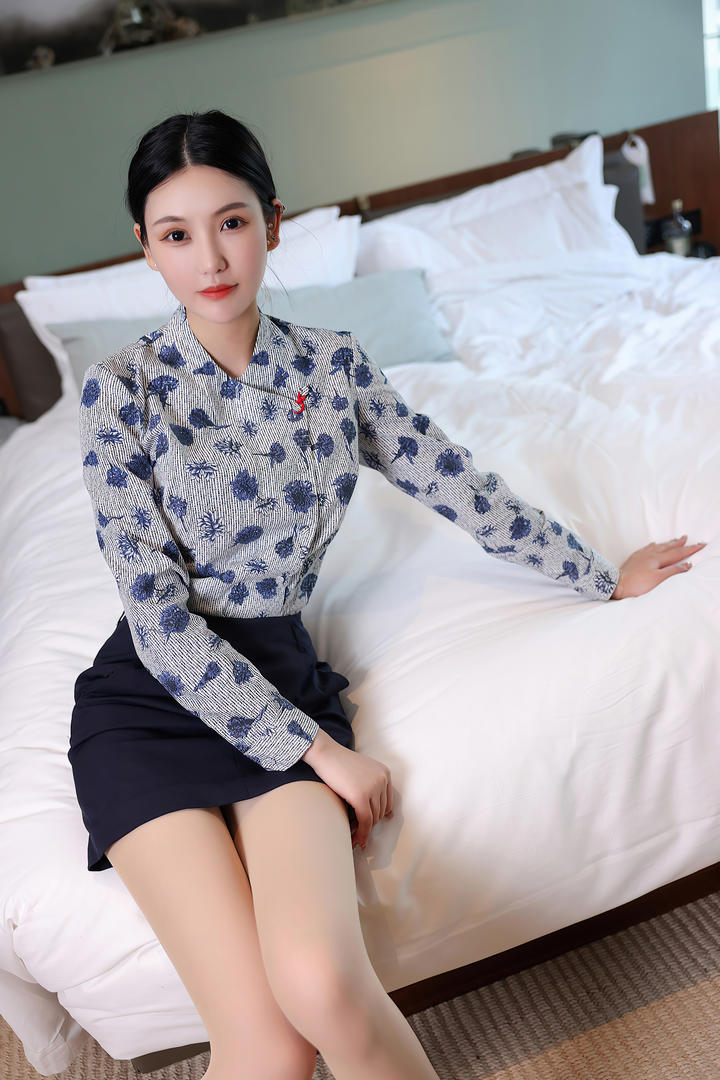 坐在床边的性感美腿空姐99久久高清无码图片
