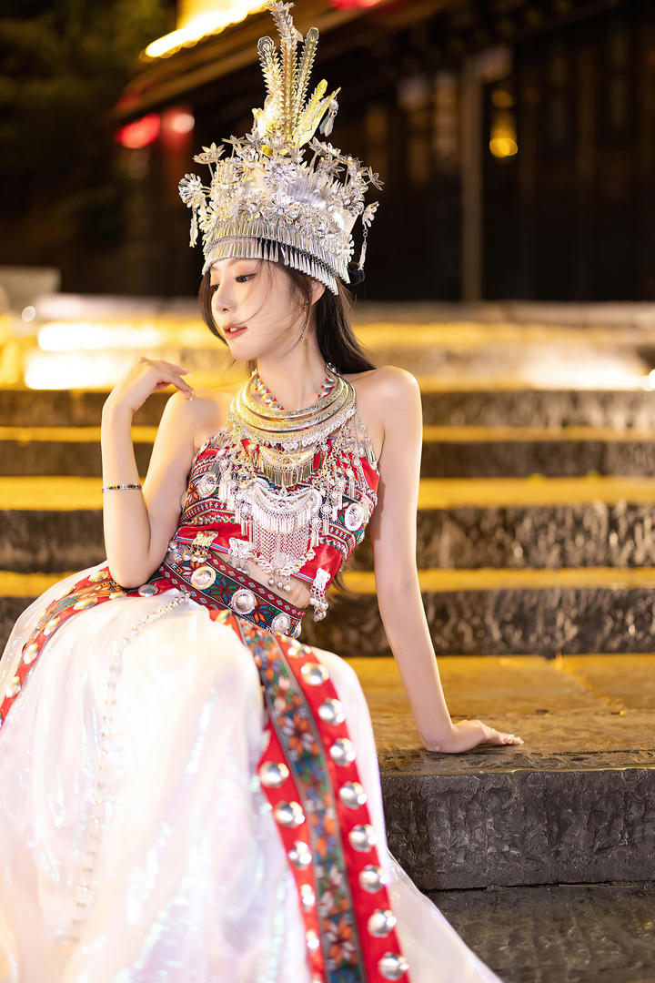 穿传统服饰的少数民族美女王馨瑶高清艺术照图片