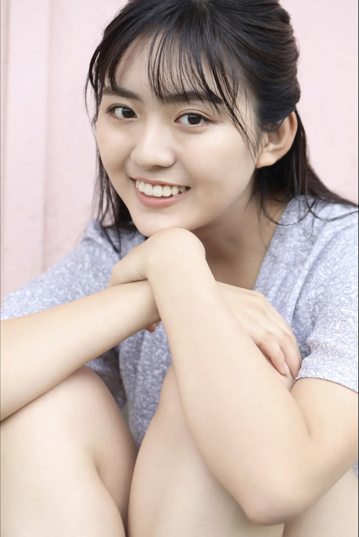 笑容甜美的日本美少女个人艺术照图片