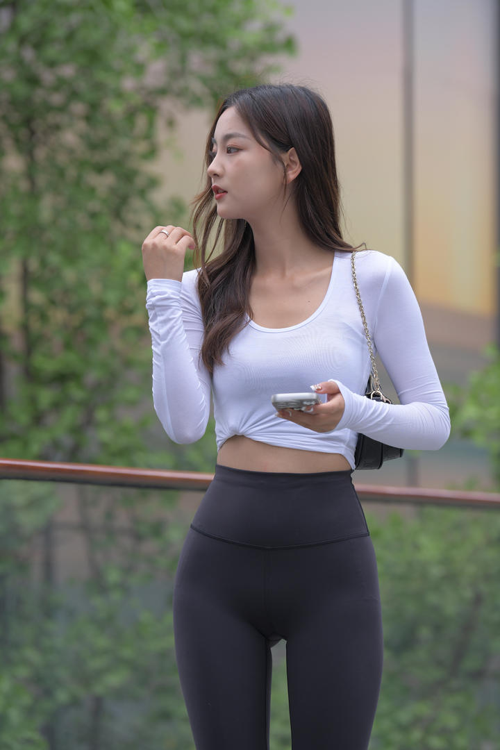 亚洲3A街拍黑色瑜伽裤美眉美女高清图片