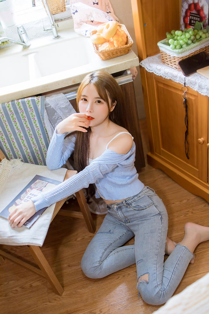 坐在地板上的牛仔裤美女钰慧116美女写真图片