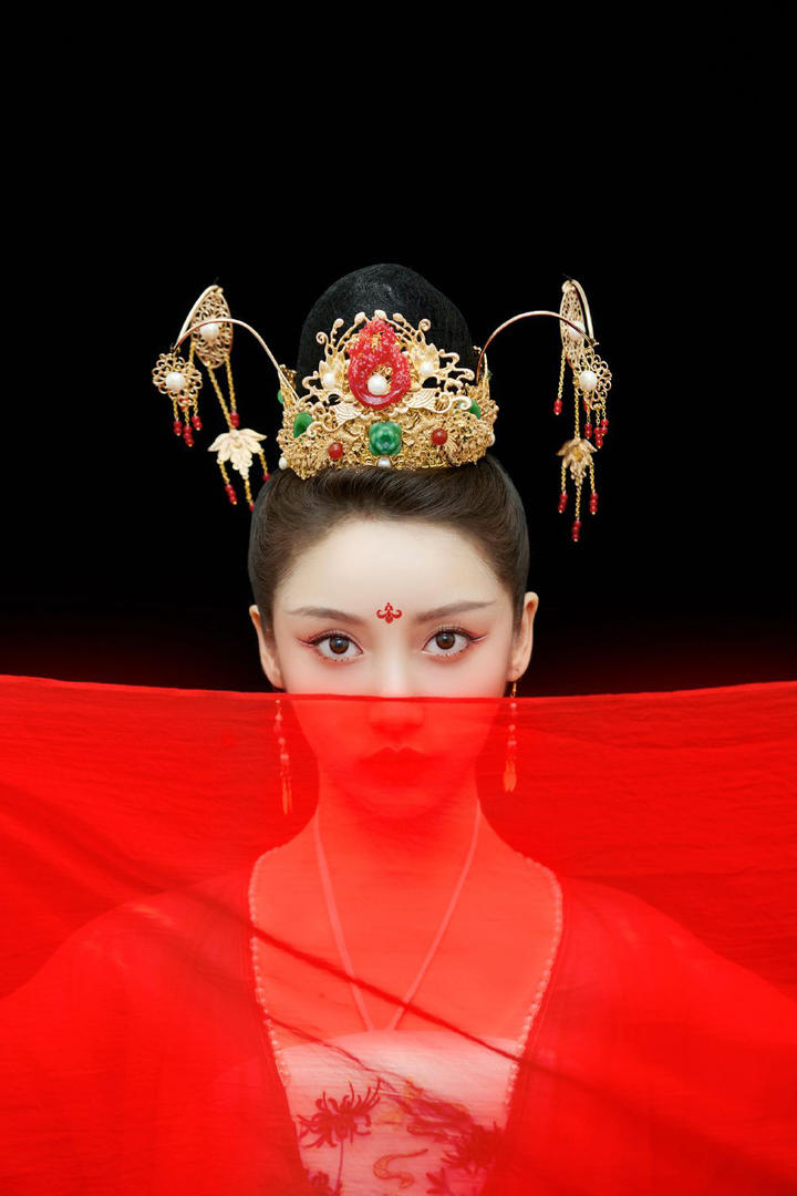 高颜值头戴金冠美女红色古装美女写真图片