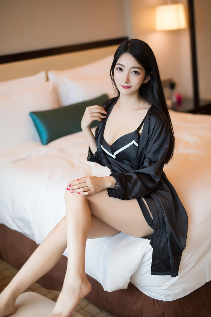 酒店里的高清性感睡衣女神性感写真图片