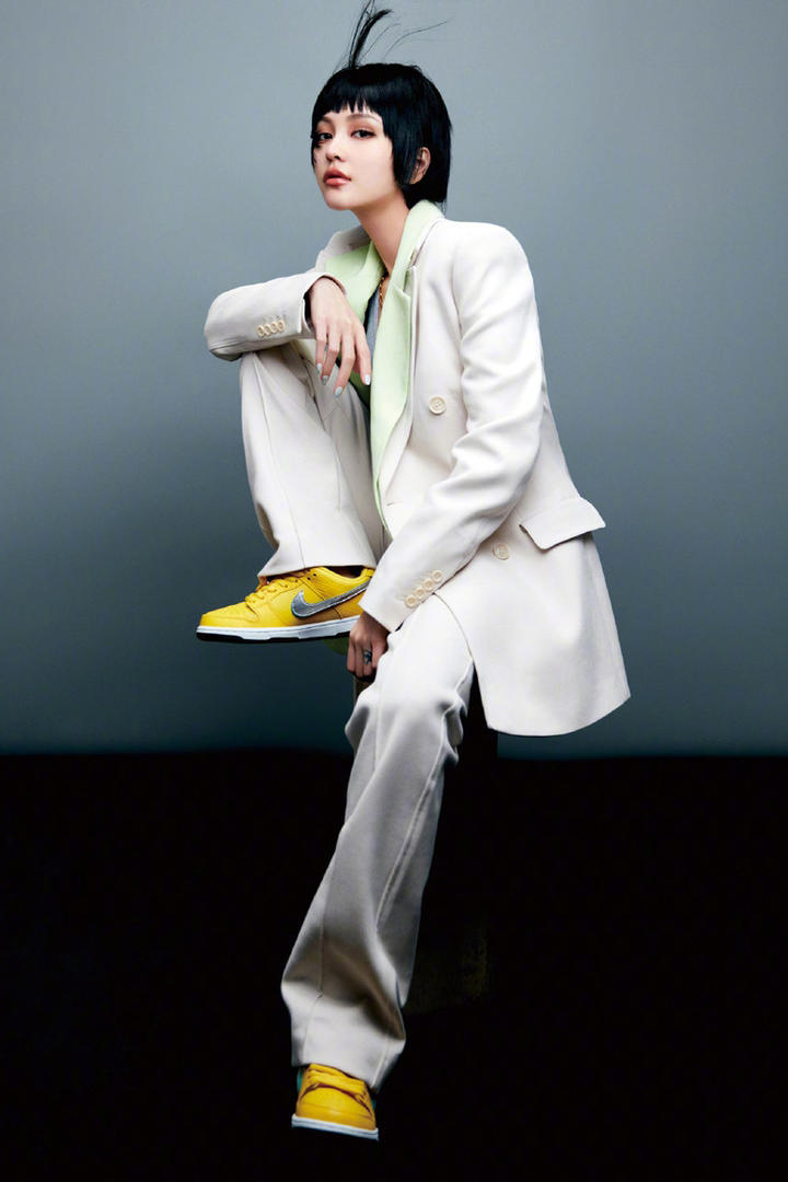 穿着白色西装的美女明星周扬青写真图片