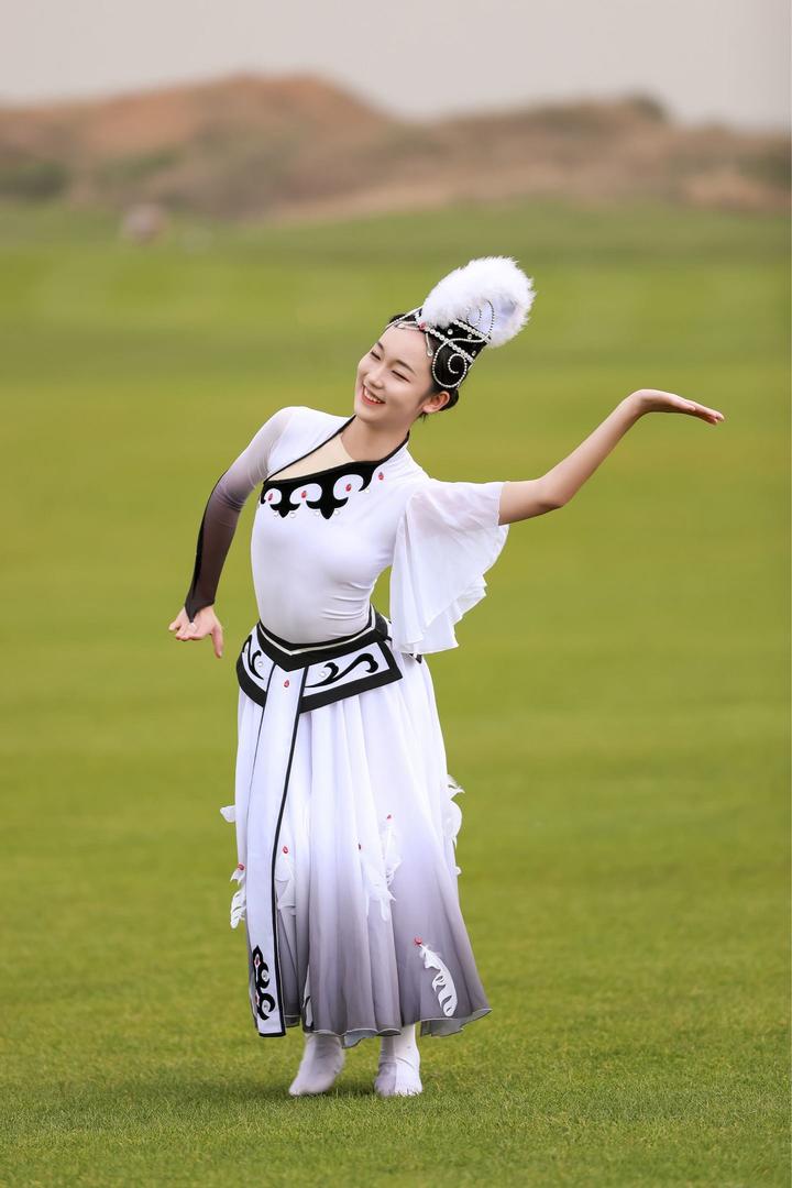跳舞的蒙古族服饰美女高清艺术写真图片