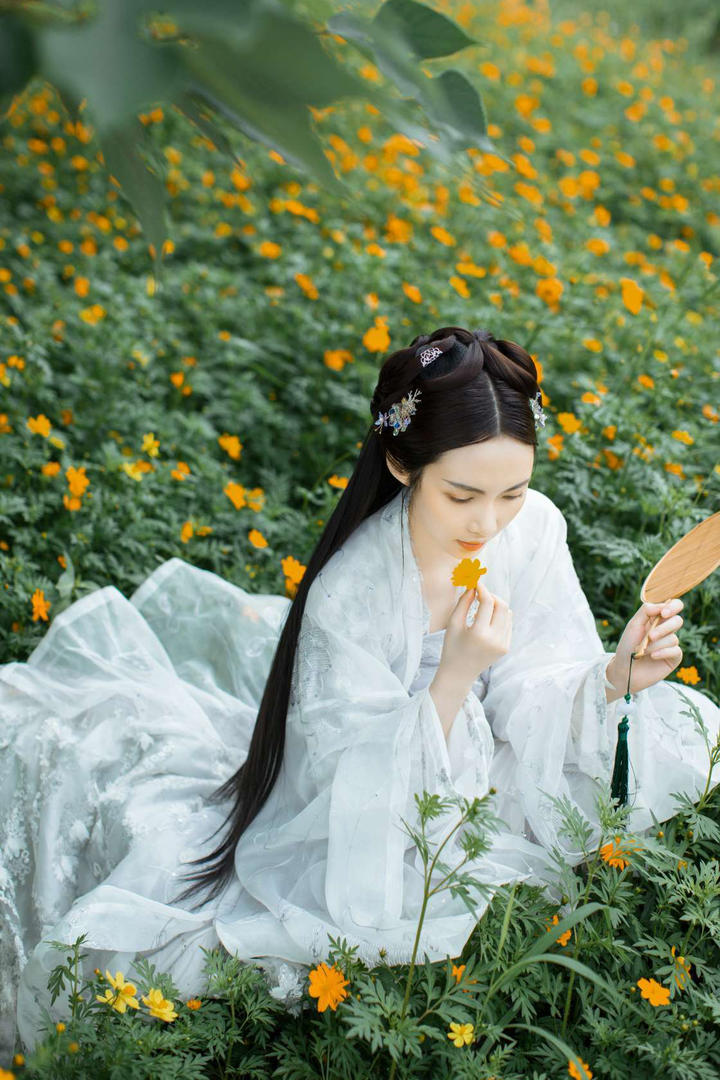 花丛中的白衣古装美女图片高清壁纸