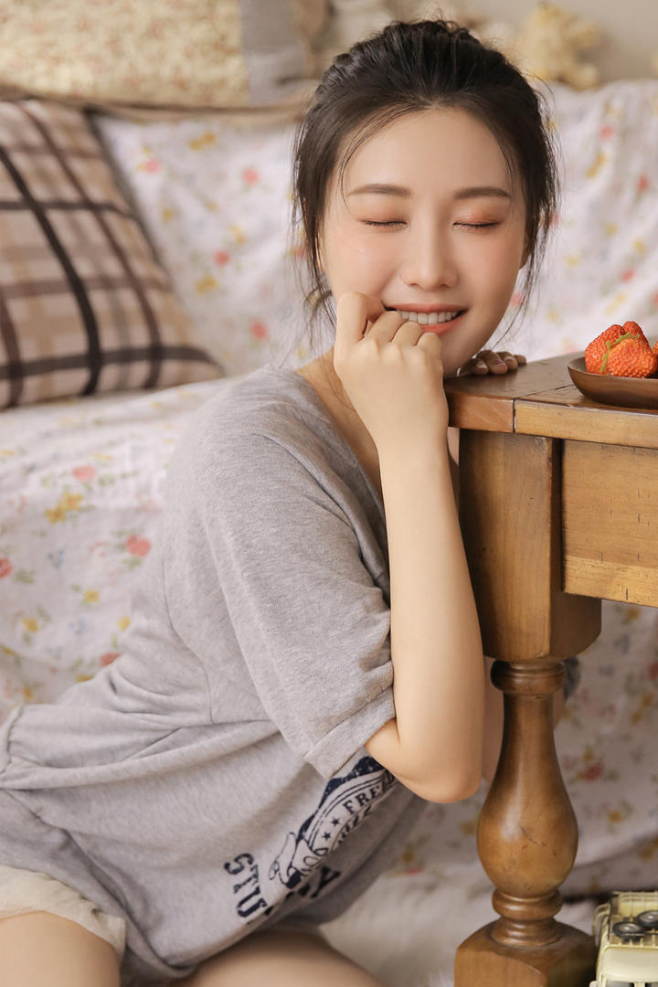 趴在桌子上的清纯美女写真