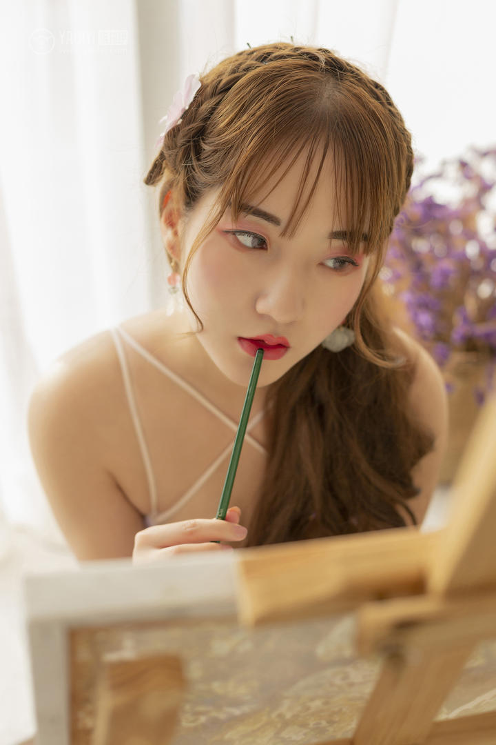 顾盼兮思考的美女写真图片