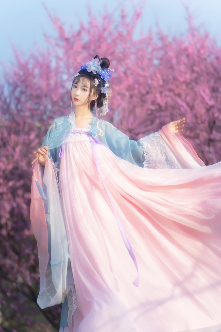 唯美长裙古装美女艺术照图片大全