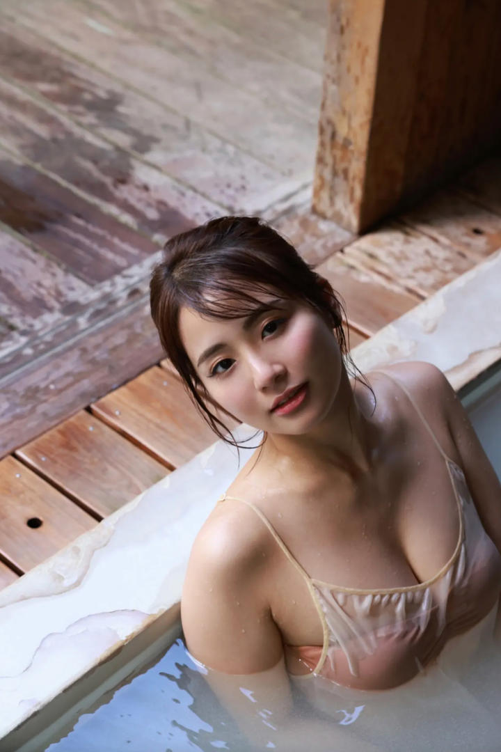 泡温泉的日本性感美女图片