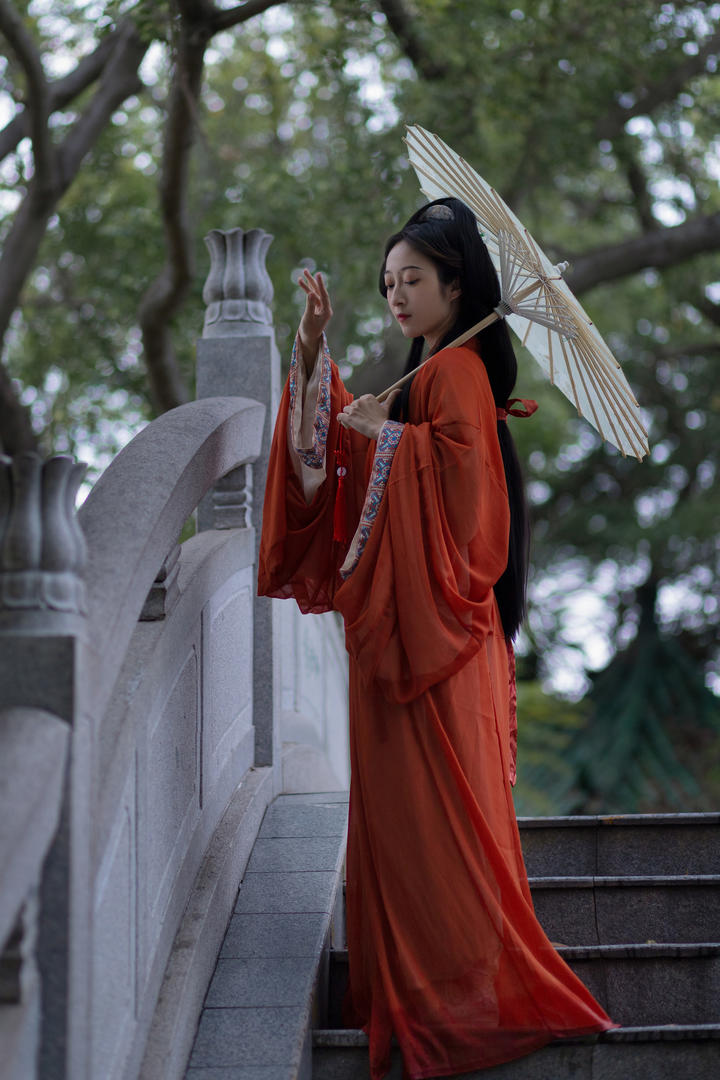 站在桥上的长裙古装美女精美艺术照图片