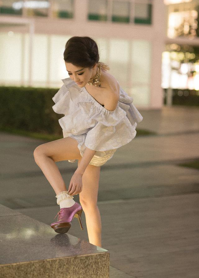 模特伊彦小露香肩性感妩媚