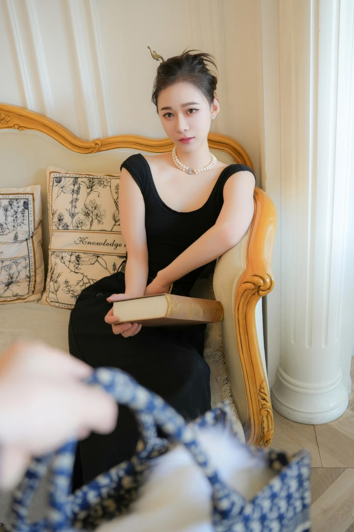 坐在沙发上的温柔气质女神生活照图片