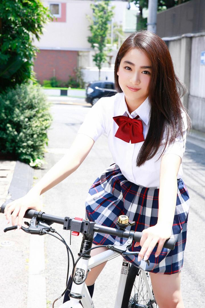 骑自行车的日本JK制服美女高中生图片