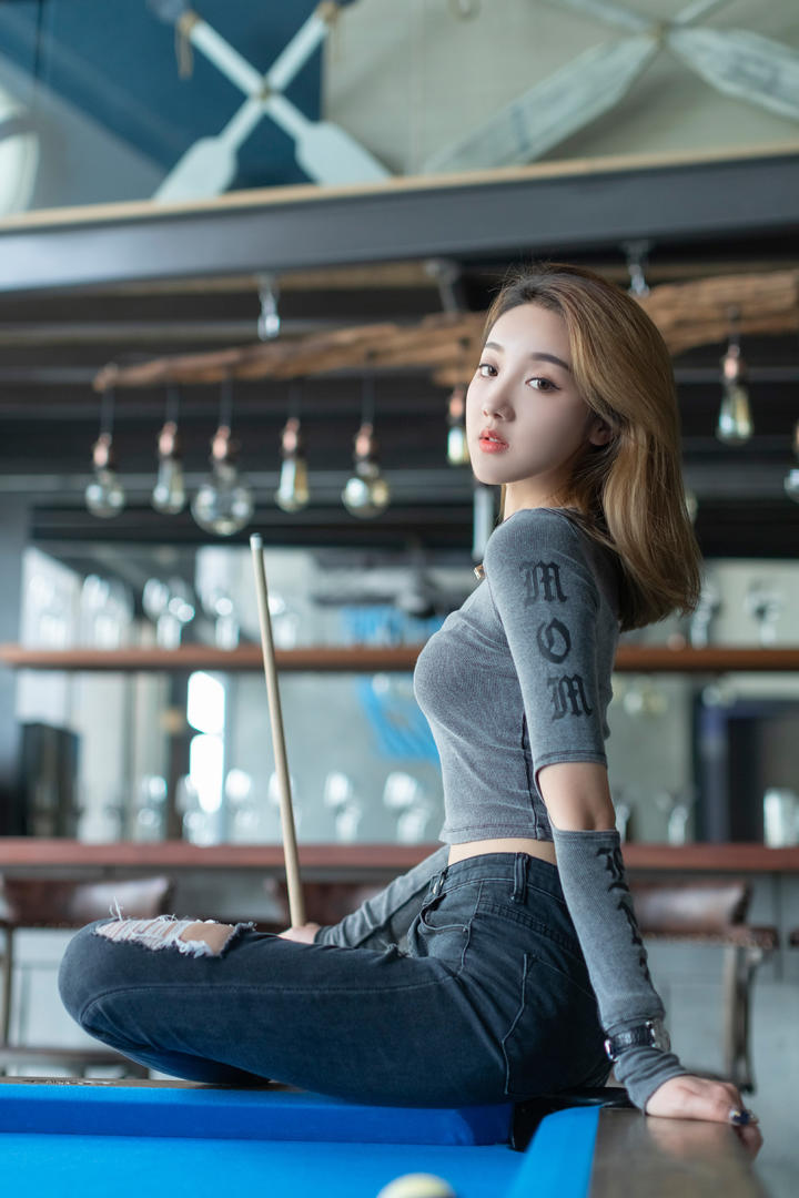 坐在台球桌上的高清气质女生图片