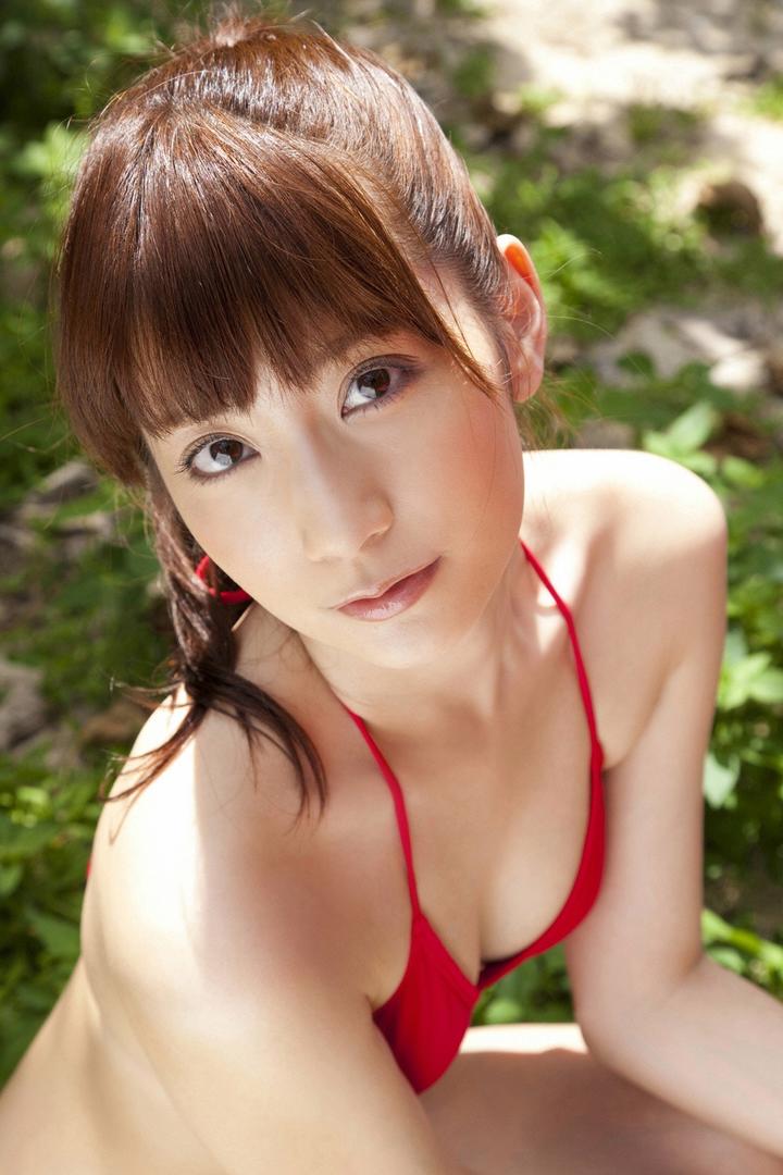 穿红色比基尼的日本美女人体艺术户外写真图片