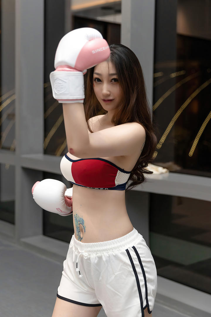 国产微胖女神妲己戴着拳套的美女精品写真套图