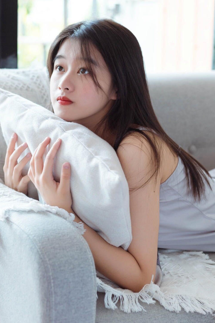 趴在沙发上的清纯美女写真图片