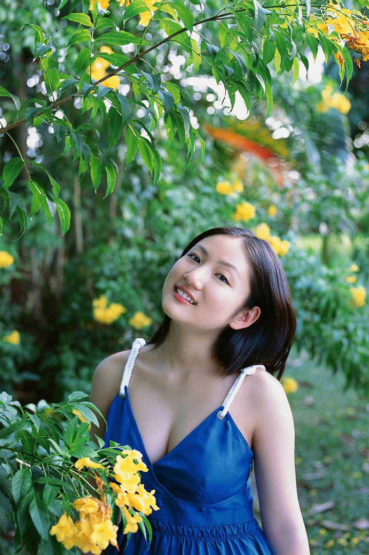 穿蓝色吊带长裙的日本可爱少女户外写真图片