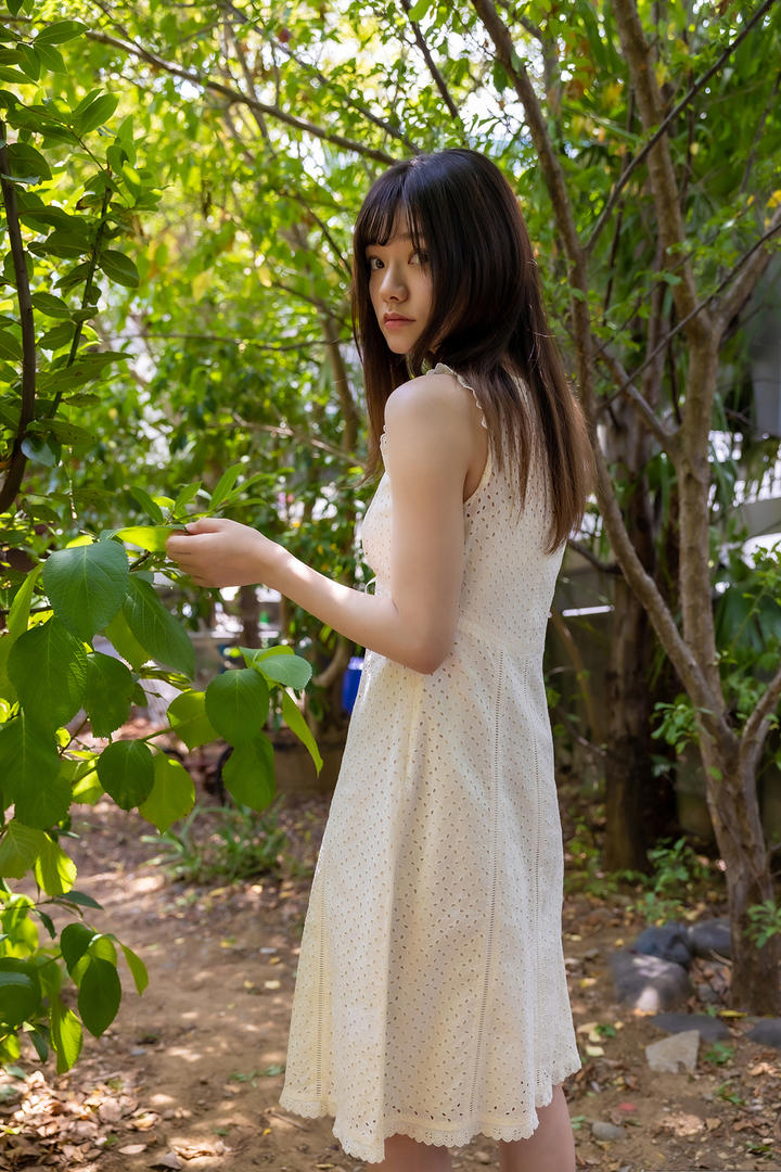 森林里的清纯日本连衣裙美女图片网站