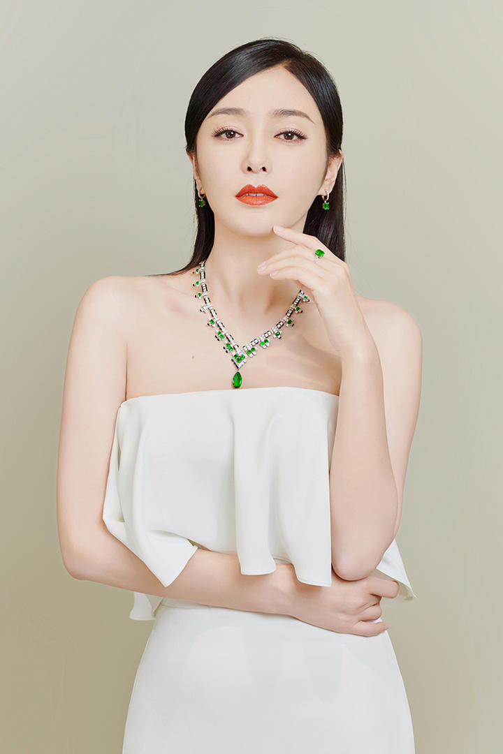 穿着晚礼服的性感女星秦岚