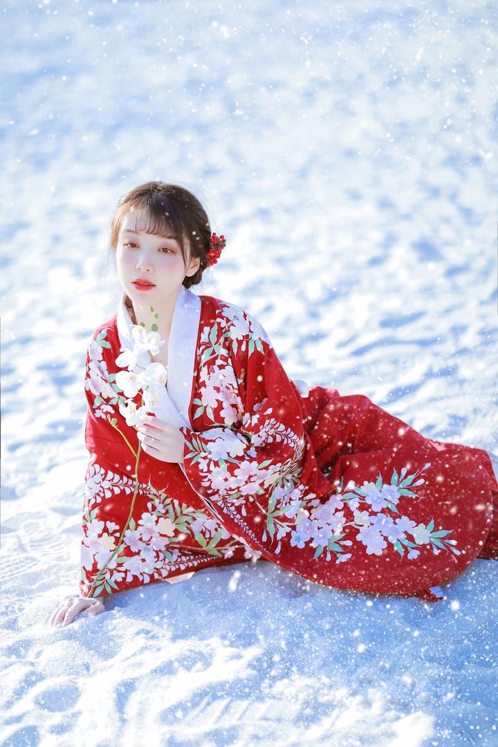 雪地里的古装美女艺术写真图片