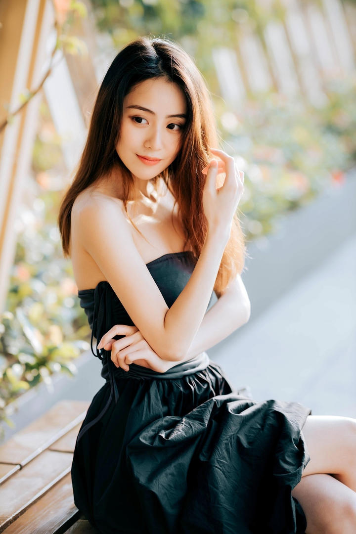 坐在长椅上的美女模特摄影图片