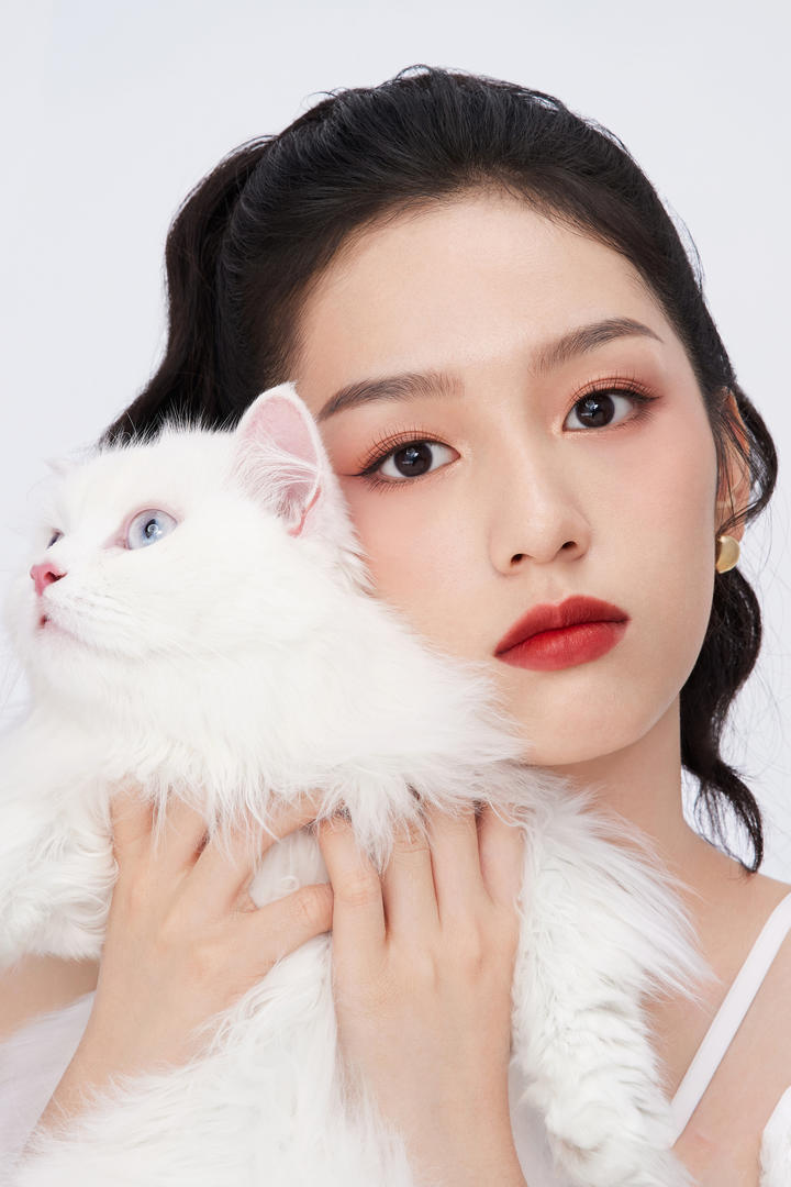 抱着猫咪的可爱美女明星周也高清头像下载