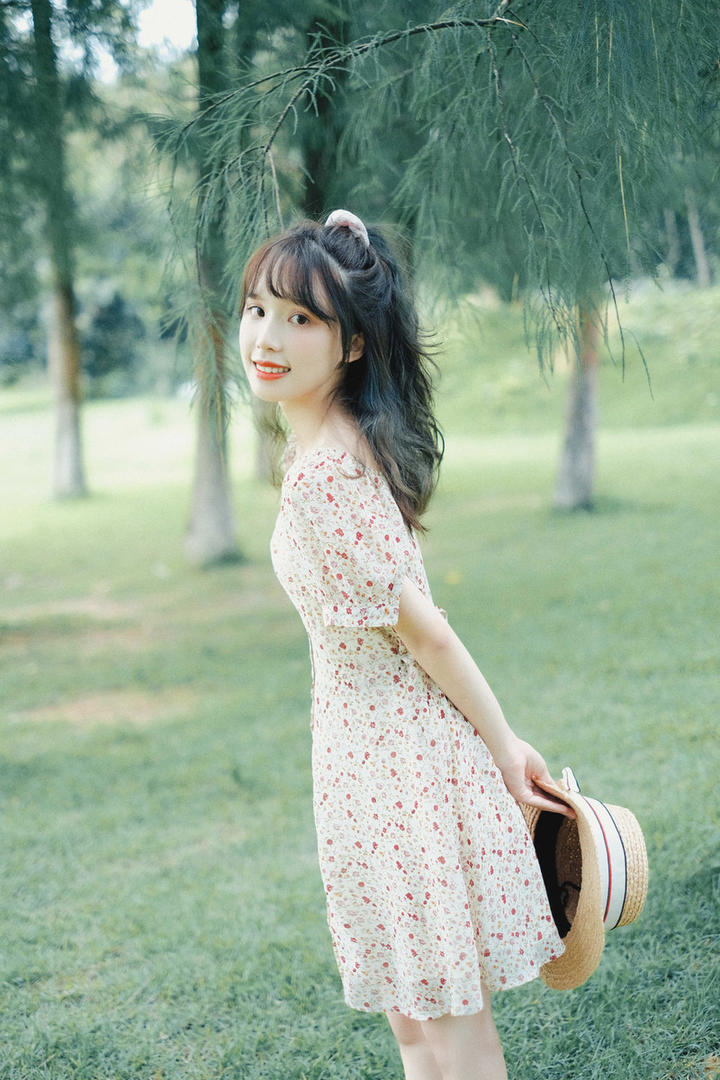 森林里的甜美小清新女生头像图片
