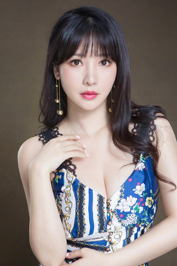 高清大胸美女明星柳岩图片