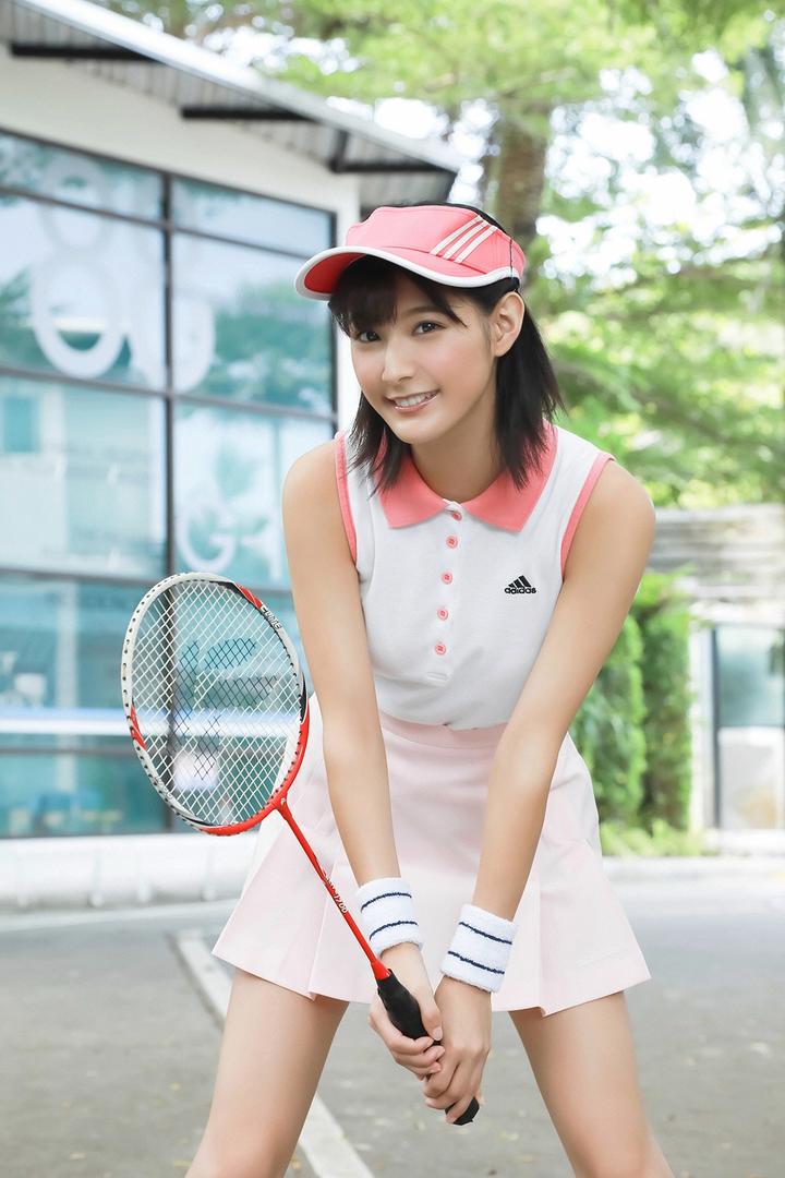 打羽毛球的日本养眼漂亮美女运动图片