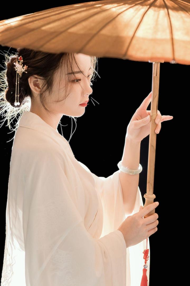 撑着伞的清纯古装美女写真图片