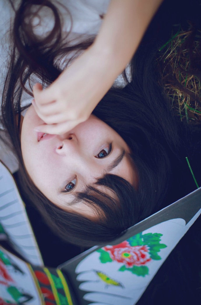 清纯可爱的风筝姑娘