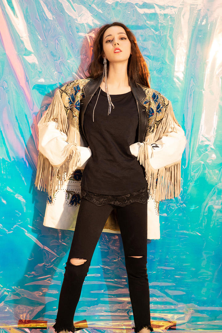 穿着破洞裤的时尚女星迪丽热巴