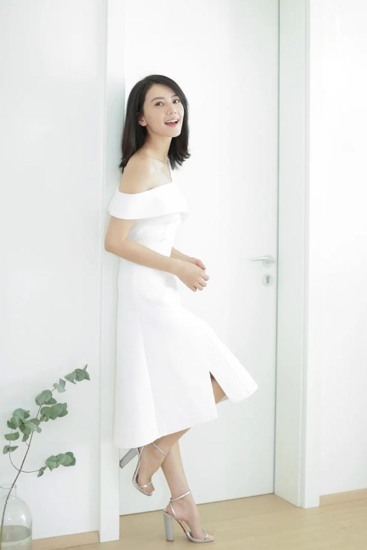 靠在门上的白衣长裙美女高圆圆气质写真图片