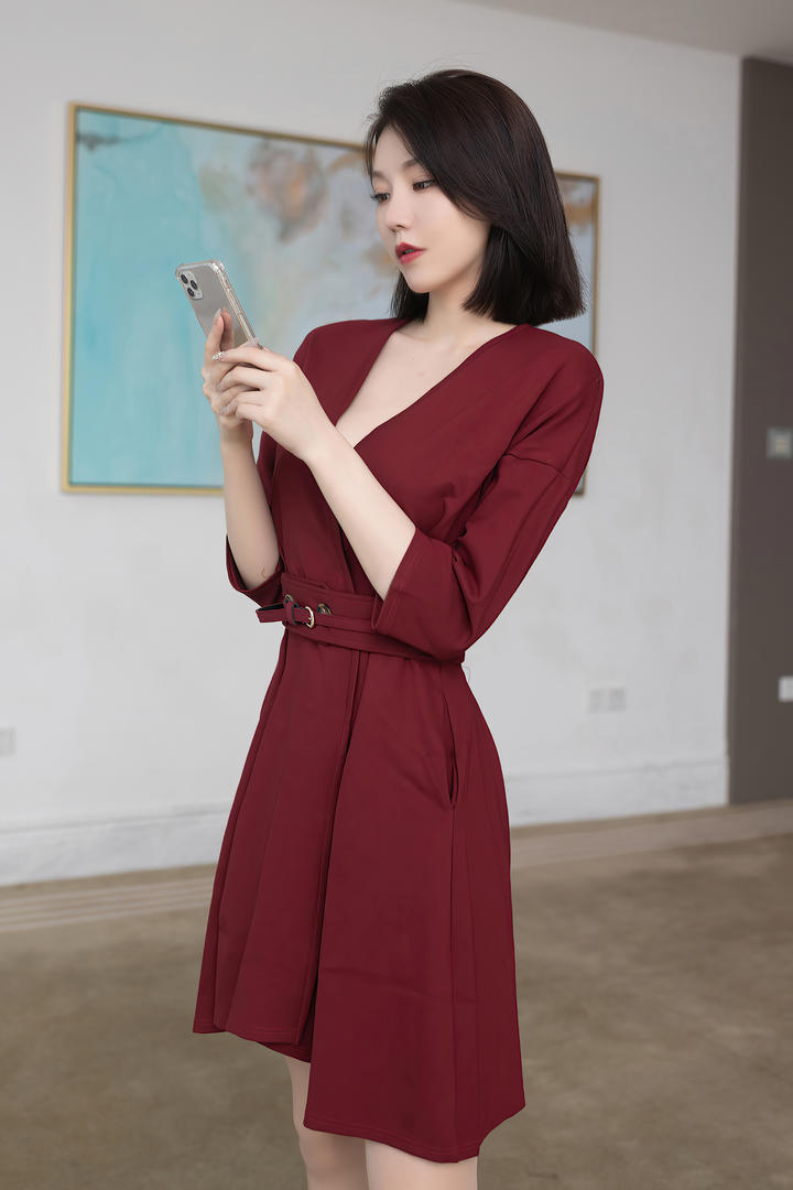 玩手机的气质美女空姐安然写真图片