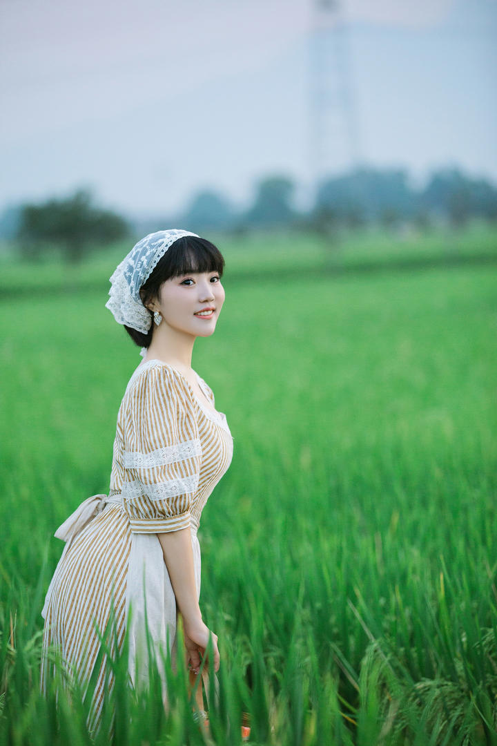 稻田里的清纯乡村美女高清绿色养眼美女壁纸图片