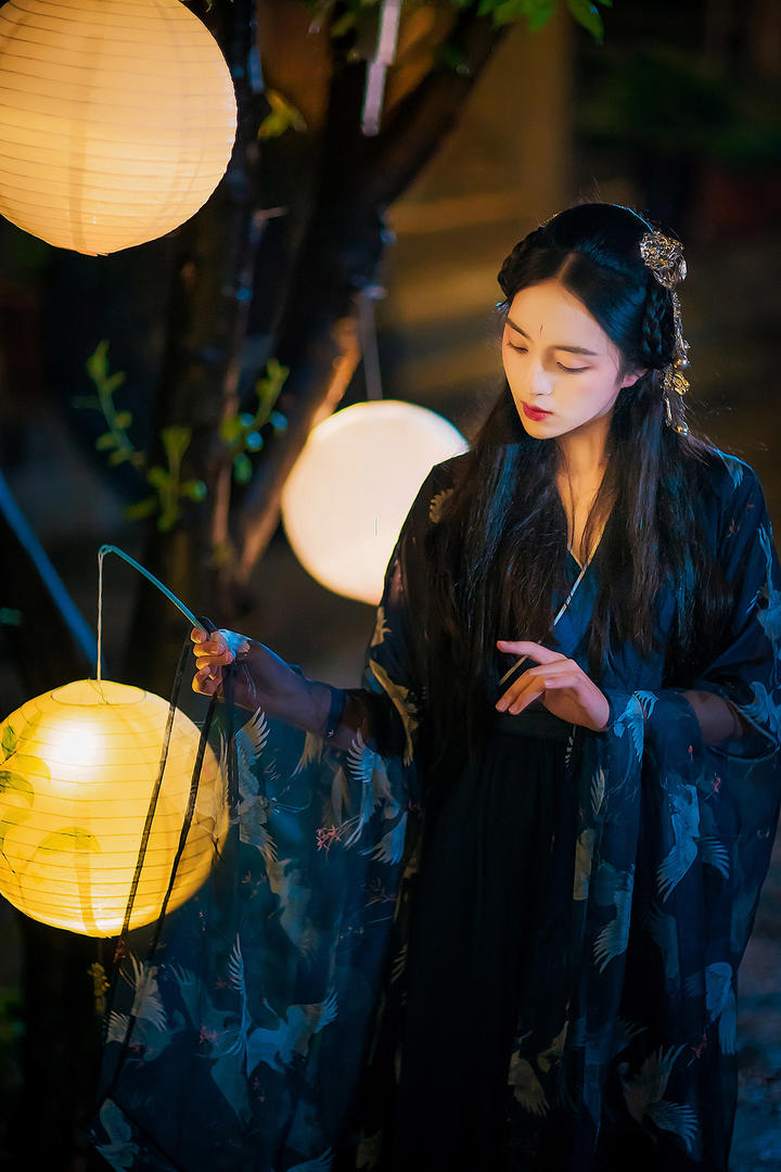 打着灯笼的高清古装美女人像艺术写真图片